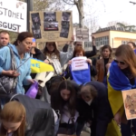 Milano, ucraini al consolato russo con gli oggetti depredati a Bucha: “Le nostre vite valgono un ferro da stiro”