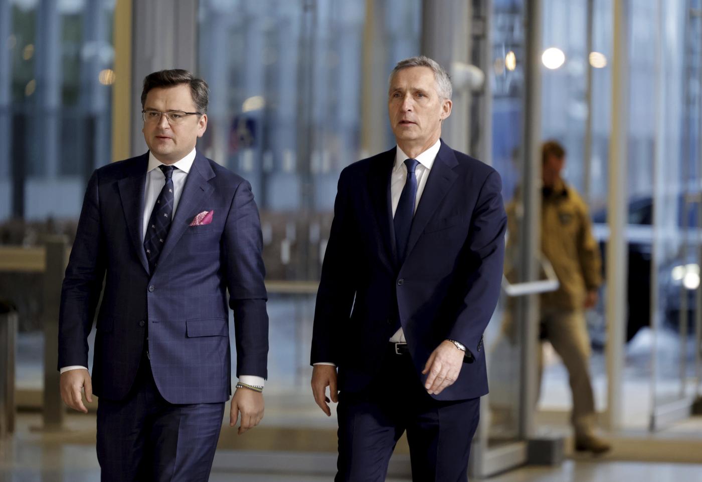 Ucraina, Nato manda più armi. Ok Ue al quinto pacchetto di sanzioni. Eurocamera, stop al gas