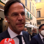 Rutte a Roma, un gelato dopo l’incontro con Draghi: “Questa è l’Italia, Il miglior paese al mondo!”