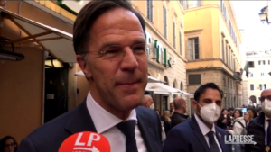 Rutte a Roma, un gelato dopo l’incontro con Draghi: “Questa è l’Italia, Il miglior paese al mondo!”