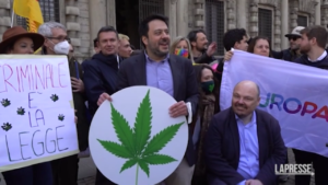 Milano, consigliere Pd fuma marijuana davanti al Comune: “A Letta chiedo più coraggio, bisogna legalizzarla”