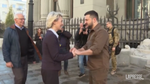 Ucraina, Zelensky riceve a Kiev von der Leyen e Borrell