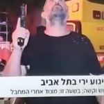 Attentato in Israele, ucciso l’attentatore: le immagini della polizia con le pistole puntate