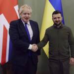 Ucraina: Boris Johnson a sorpresa da Zelensky. Kiev denuncia massacro a Makariv
