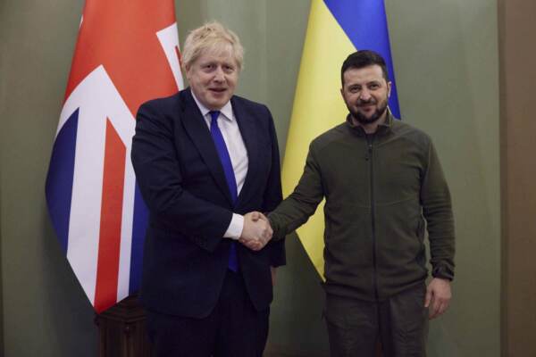 Guerra Russia-Ucraina, Boris Johnson a sorpresa a Kiev da Zelensky