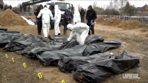 Ucraina, 67 sepolti nelle fosse comuni a Bucha