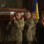 Ucraina, a Leopoli il commosso addio a due soldati uccisi al fronte