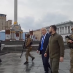Ucraina: Zelensky e Johnson passeggiano nel centro di Kiev