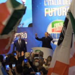 Forza Italia, cori, applausi e standing ovation: Berlusconi torna sul palco della convention azzurra