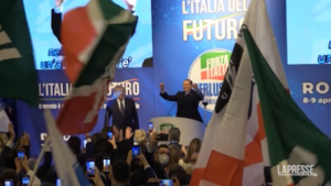 Forza Italia, cori, applausi e standing ovation: Berlusconi torna sul palco della convention azzurra