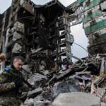 Ucraina: 132 corpi di civili torturati trovati a Makariv, Boris Johnson a sorpresa a Kiev. Zelensky: “Sempre pronti a dialogo con Mosca”