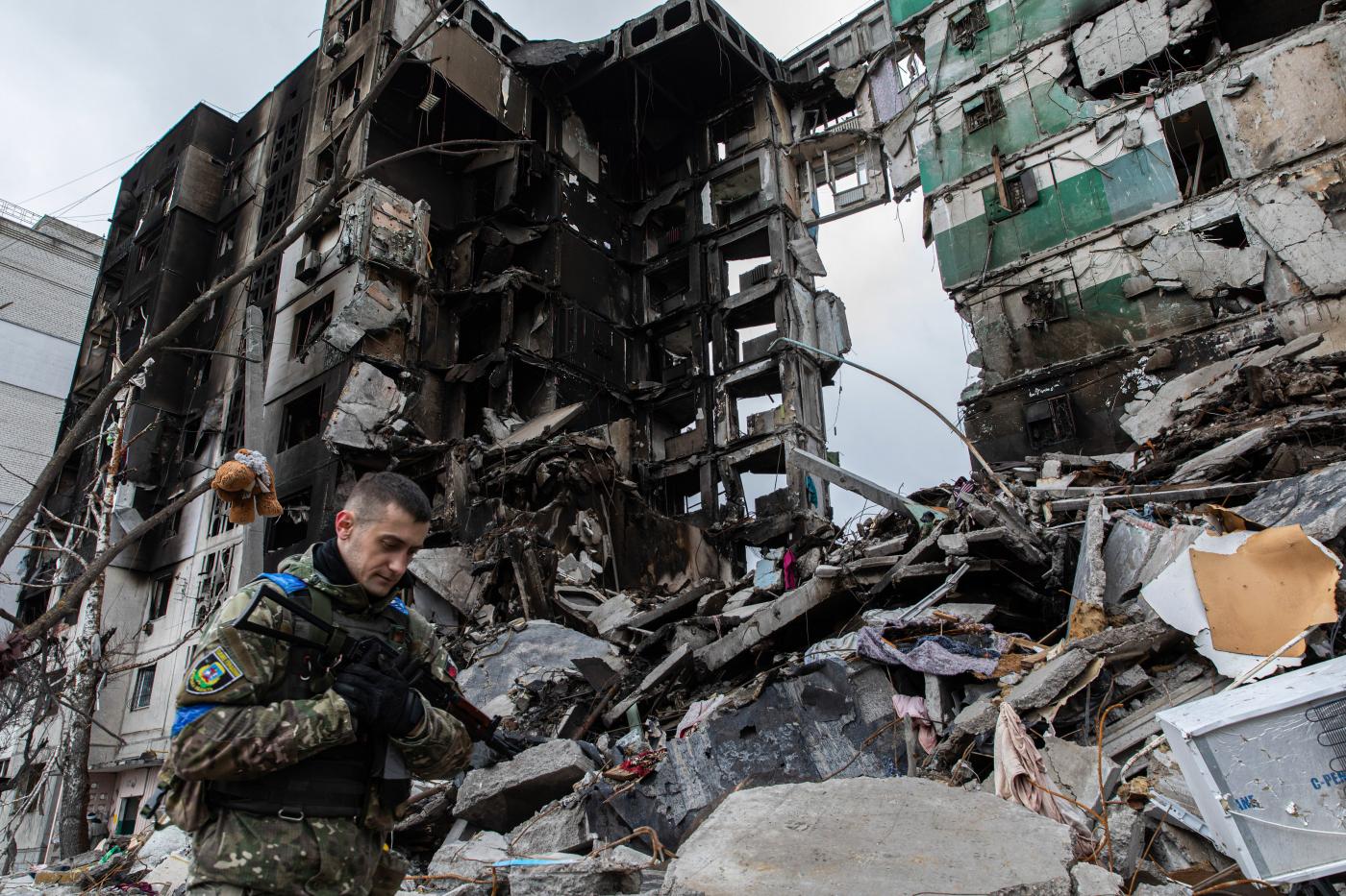 Ucraina: 132 corpi di civili torturati trovati a Makariv, Boris Johnson a sorpresa a Kiev. Zelensky: “Sempre pronti a dialogo con Mosca”