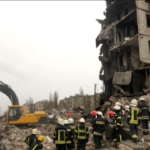 Ucraina: a Borodyanka si scava tra le macerie dei palazzi bombardati
