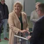 Presidenziali Francia, Marine Le Pen al seggio di He’nin-Beaumont