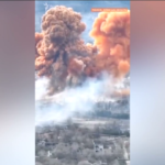 Ucraina: colpito deposito di acido, enorme nube arancione nel cielo