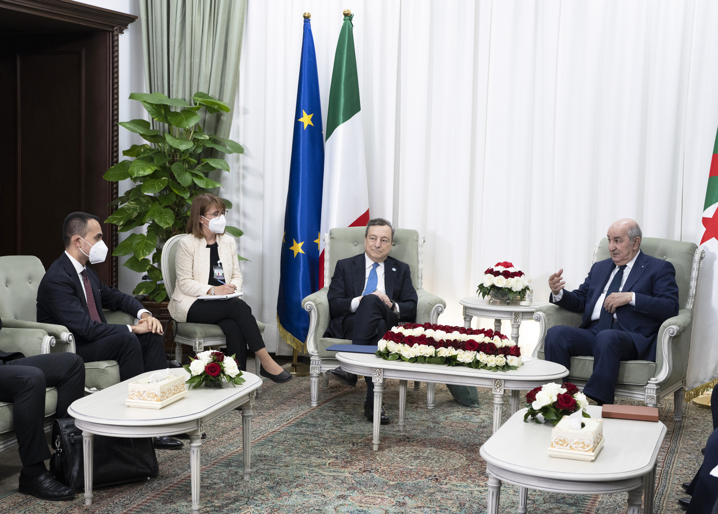 Energia, Draghi sigla patto gas con Algeri: “Passo verso indipendenza da Mosca”