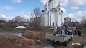 Ucraina, continua il lavoro dei procuratori sulle fosse comuni di Bucha