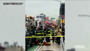 Sparatoria a New York, almeno 13 persone ferite: scattata la caccia all’uomo