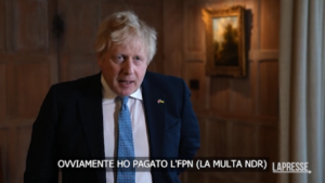 Partygate, Johnson: “Ho pagato la multa, mi scuso, ma non mi dimetto”