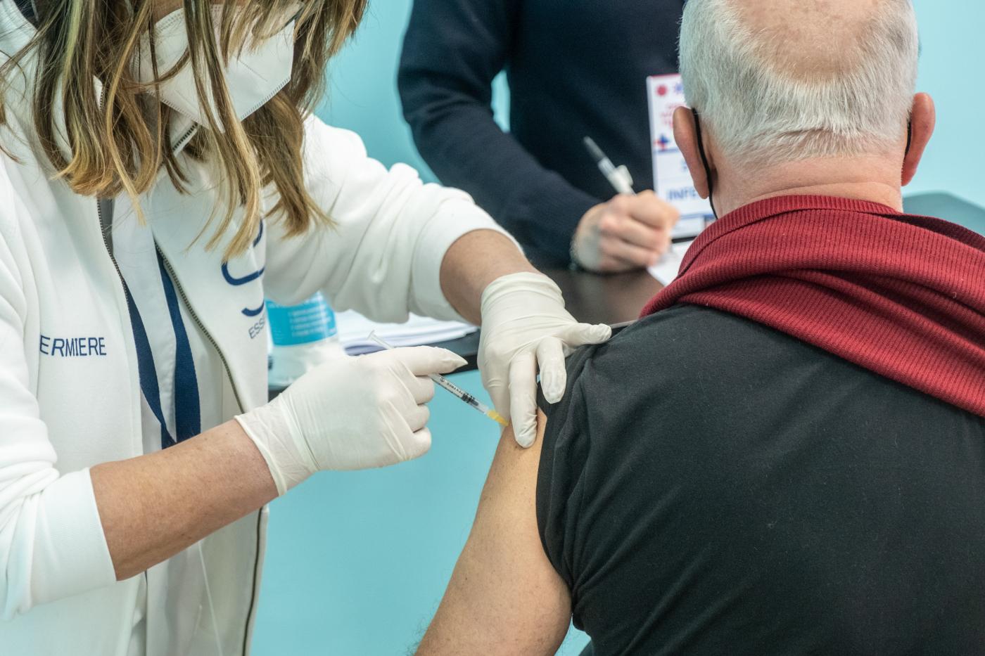 Covid: quarta dose over 80 e over 60 fragili, probabile vaccino autunnale per over 50