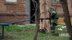 Ucraina: mine russe a Kharkiv, gli ucraini bonificano la città