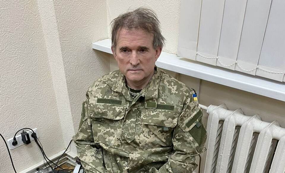 Ucraina, Kiev: “Bombe al fosforo su Zaporizhzhia e Mariupol”. Catturato l’oligarca Medvevchuk, fedelissimo di Putin. Biden sente Johnson