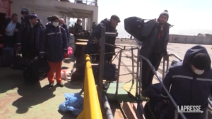 Ucraina, i russi evacuano una nave nel porto di Mariupol