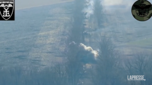 Ucraina: imboscata alla colonna di mezzi russi, il video pubblicato dalle forze armate di Kiev