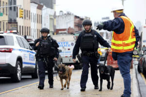 New York la sparatoria in metro a Brooklyn. 29 feriti: nessuno in pericolo di vita. La Grande Mela ferma per ore. E’ caccia all’uomo