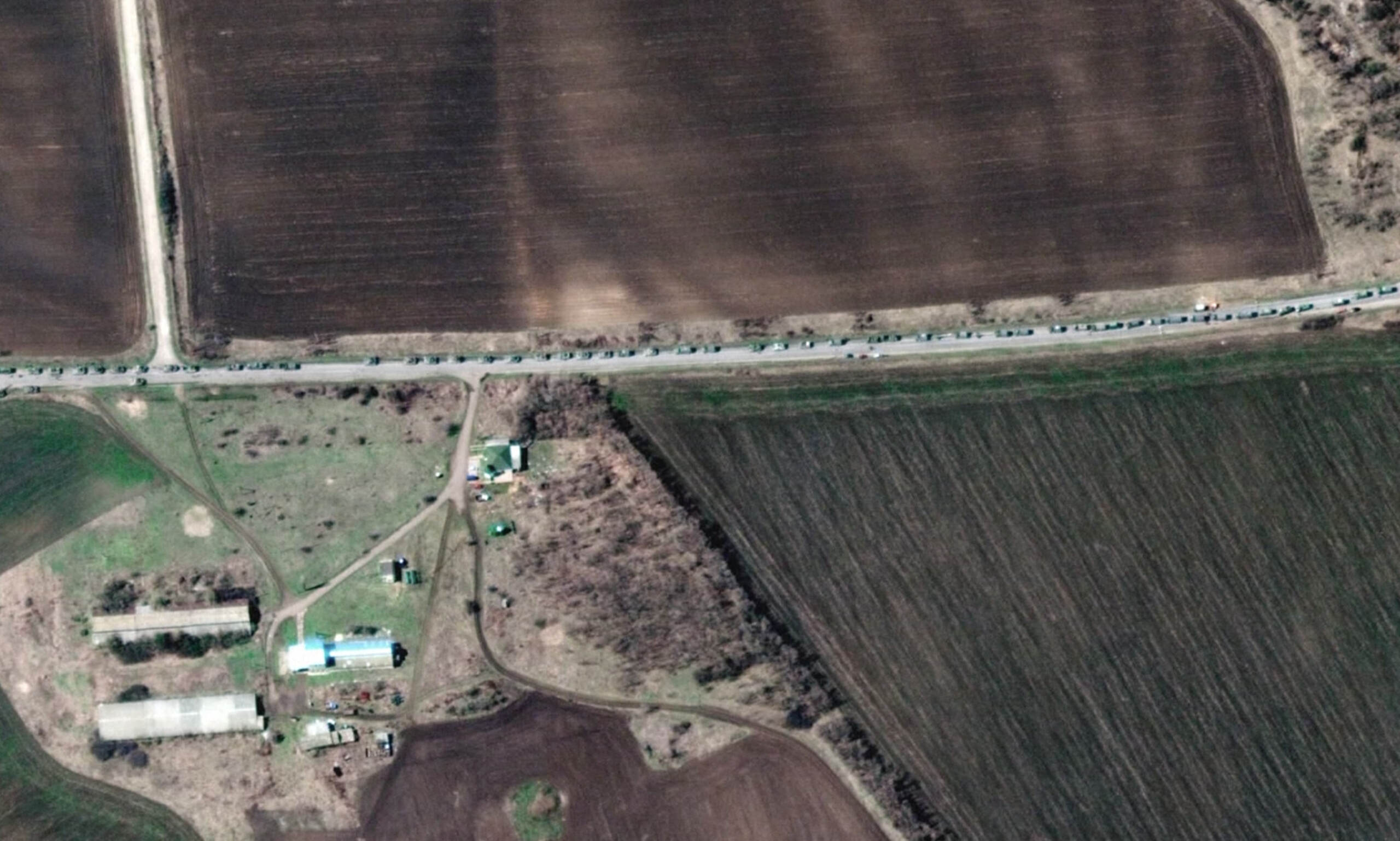 Riprese satellitari confermano: Mosca concentra truppe ad est. A Kiev i presidenti di Polonia e Paesi baltici. Battaglia a Mariupol