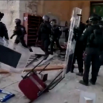 Gerusalemme, la polizia israeliana alla moschea di Al-Aqsa: la devastazione dopo gli scontri con i palestinesi