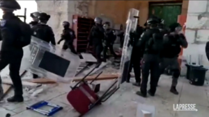 Gerusalemme, la polizia israeliana alla moschea di Al-Aqsa: la devastazione dopo gli scontri con i palestinesi