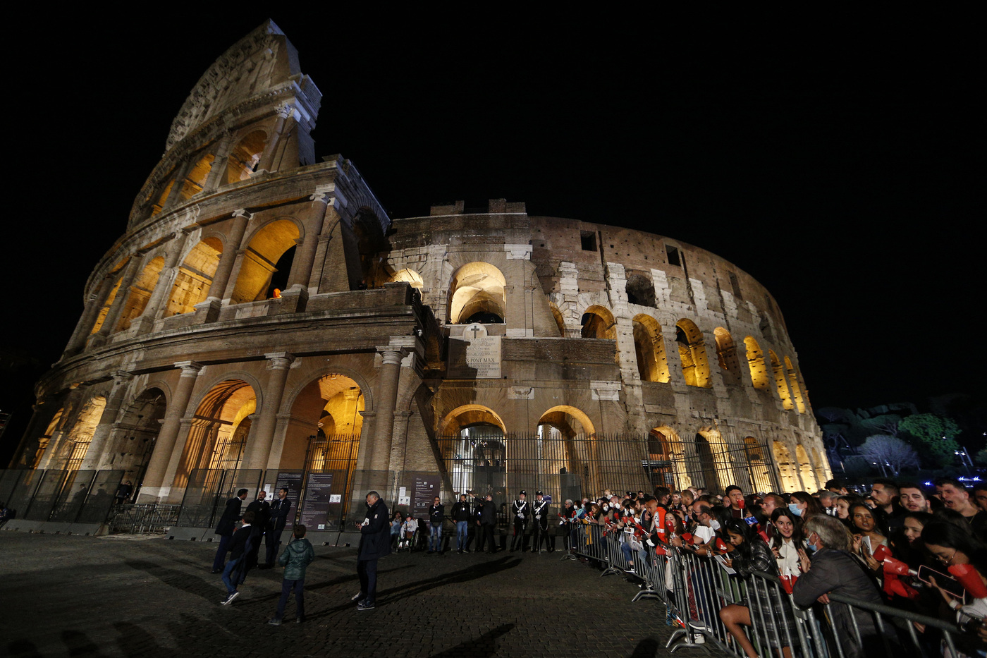 La Via Crucis del Papa al Colosseo, donna ucraina e russa assieme per la pace
