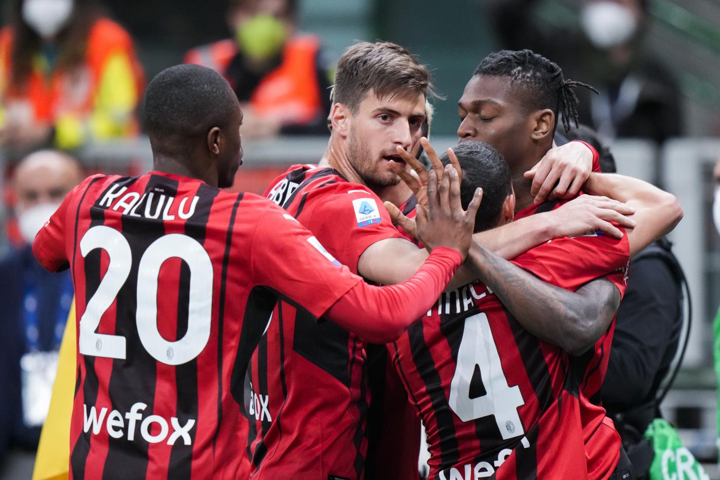 Il Milan piega il Genoa, risponde all’Inter e resta in vetta