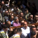 Pasqua, i cristiani a Gerusalemme in processione con la croce in spalla