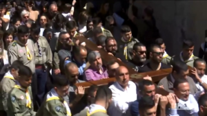 Pasqua, i cristiani a Gerusalemme in processione con la croce in spalla