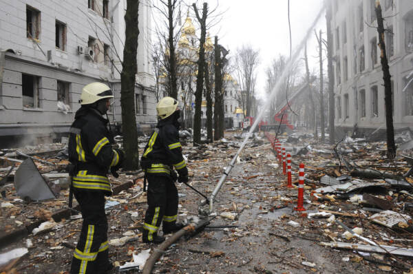 Ucraina: Uccisi civili durante evacuazioni a Kharkiv. Zelensky: “Mondo sia preparato ad attacco nucleare di Putin”