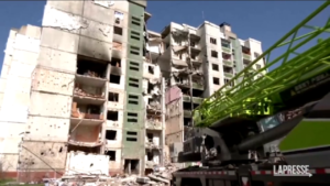 Ucraina, Chernihiv: palazzi danneggiati dopo attacco russo