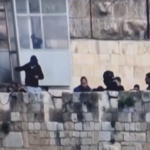 Gerusalemme, polizia israeliana entra nella moschea di Al-Aqsa dopo gli scontri