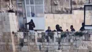 Gerusalemme, polizia israeliana entra nella moschea di Al-Aqsa dopo gli scontri