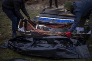 Guerra Russia-Ucraina, rimozione di corpi di civili uccisi da una fossa comune a Mykulychi