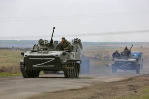 Ucraina: Kiev: “Sta per iniziare offensiva russa nel Donbass”. Putin decora brigata di Bucha