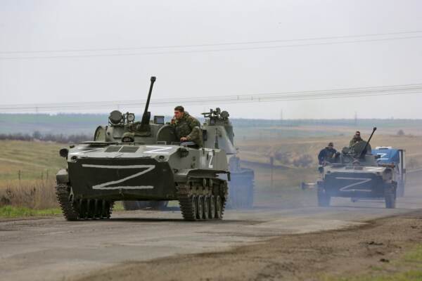Ucraina: Kiev: “Sta per iniziare offensiva russa nel Donbass”. Putin decora brigata di Bucha