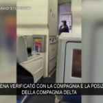 Usa, sentenza federale annulla obbligo di indossare mascherina: applausi e gioia in volo