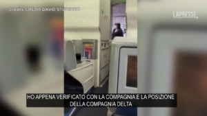 Usa, sentenza federale annulla obbligo di indossare mascherina: applausi e gioia in volo
