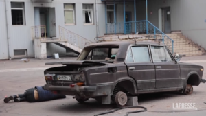 Ucraina, a Mariupol cadaveri e auto distrutte per le strade deserte