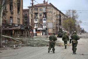 Ucraina, battaglione Azov: ‘Acciaieria quasi completamente distrutta’. Colloquio Biden-Draghi: aumentare isolamento Mosca