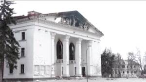 Ucraina, all’interno del teatro di Mariupol distrutto dai bombardamenti russi