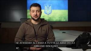 Ucraina, Zelensky: “Se avessimo avuto più armi la guerra sarebbe già finita”