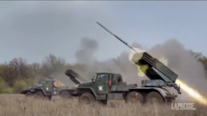 Ucraina: bombardamenti e lanci di razzi, le immagini diffuse dal ministero della Difesa russo